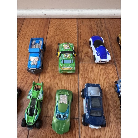 Lot of 26 Toy Cars Hot Wheels Matchbox and More Diecast Vehicles - Picture 4 of 11